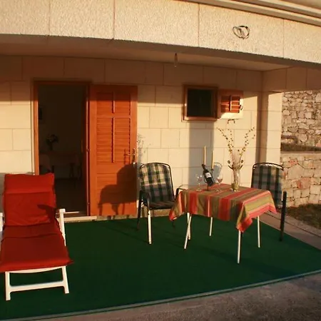 Dinko Apartment Bol